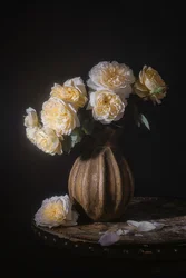 Élégante nature morte aux roses