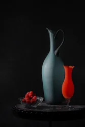 Vases élégants et framboises