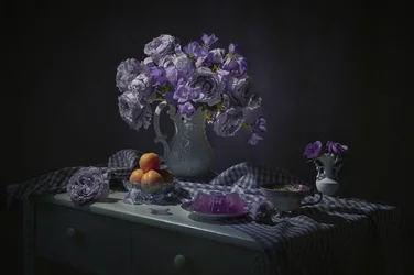 Nature morte florale violette et mélancolique