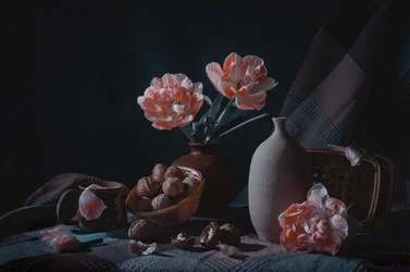 Nature morte mélancolique avec tulipes