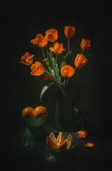 Nature morte aux tulipes orange