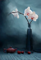 Orchidées, thé et cerises