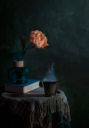 Pivoine et tasse fumante