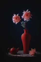 Dahlias roses, vase rouge