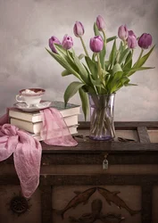 Tulipes violettes et vieux livres