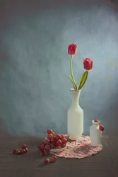 Tulipes rouges et raisins