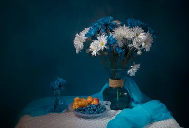 Coupe bleu sarcelle avec fleurs et fruits