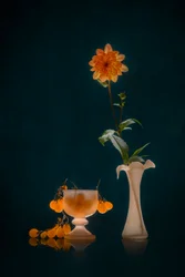 Chaleureuse nature morte aux dahlias