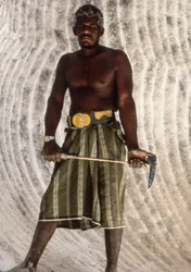 Homme yéménite tenant un pic à sel dans une ancienne mine de sel dans l