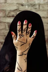 Femme yéménite avec les mains décorées de henné au nord du Yémen