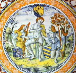 Assiette en terre cuite italienne montrant Pan jouant de la flûte à deux bergers