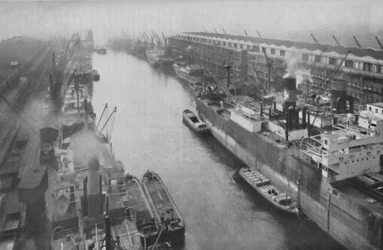 Un grand port du Nord, à trente-quatre miles de la mer et pourtant un port, vers 1935