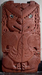 Panneau décoratif maori avec figure anthropomorphe imaginaire, civilisation néo-zélandaise