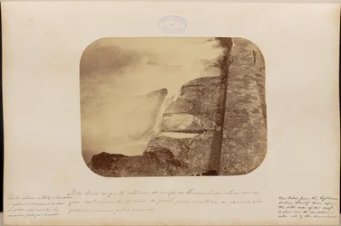 Vue de la partie extérieure du récif de Pernambuco, presque à la verticale depuis le sommet du phare, pour montrer les excavations faites dans la même roche d