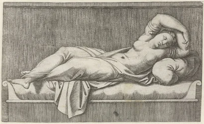 Cléopâtre à moitié nue allongée sur un lit