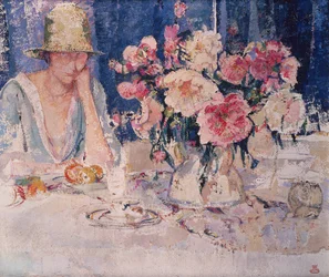 Femme à une table chargée de fleurs