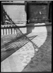 Détail montrant les ombres projetées sur les carreaux du sol à l