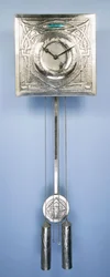 Horloge murale par Margaret Gilmour (1860-1942), décorée en repoussé avec des motifs entrelacés celtiques