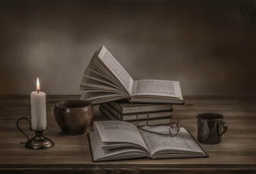 Livres à la lueur des bougies