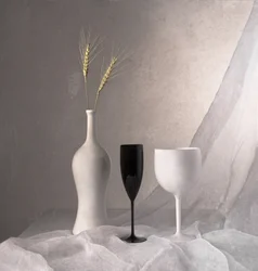 Nature morte monochrome élégante
