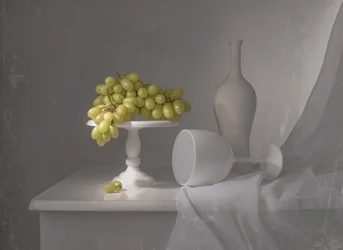 Nature morte élégante aux raisins blancs