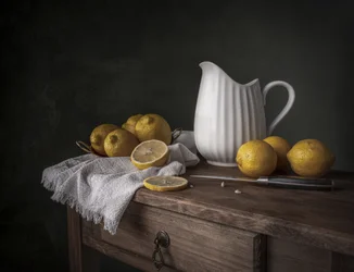 Des citrons frais sur du bois