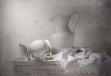 Nature morte sereine en céramique