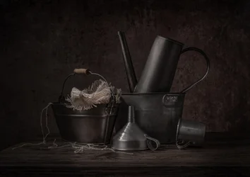 Nature morte rustique en métal