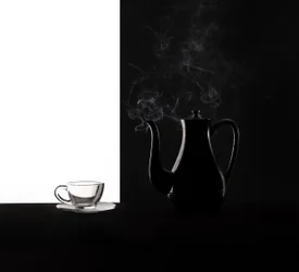 Contraste entre le café et la vapeur