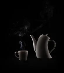 Théière et tasse fumantes