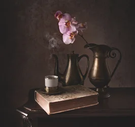 Nature morte aux orchidées aux teintes chaudes