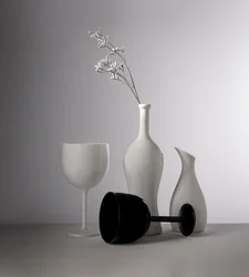 Vases blancs en verre noir