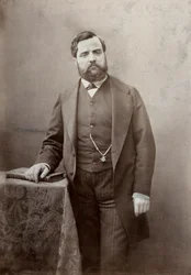 Portrait en trois-quarts du peintre Thomas Couture, avec moustache et barbe épaisse