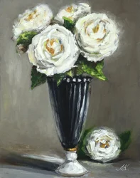 Élégant vase de roses blanches