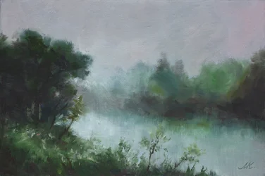 Paysage fluvial brumeux