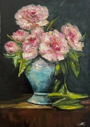 Pivoines roses dans un vase bleu