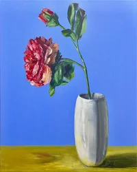 Fleur rouge, nature morte bleue
