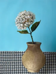 Vase doré à motifs floraux blancs