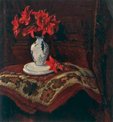 Tapis et vase avec des lys rouges