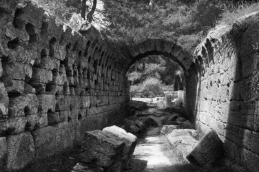 Entrée du stade, Olympie, Grèce, 1937