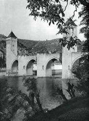 Pont Valentré, Cahors, France, 1937