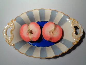 Porcelaine de la Manufacture royale privilégiée de porcelaine de Tettau avec pomme rouge