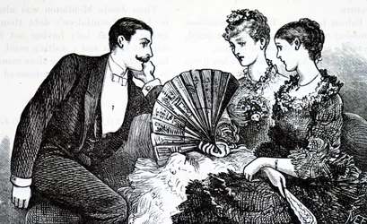 Une jeune femme riche utilisant un éventail