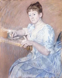 Mme Alexander J. Cassat en robe de soirée bleue assise devant un cadre de tapisserie