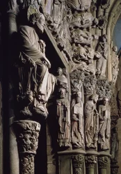 Détail du Portique de la Gloire représentant Saint Jacques, XIIe siècle