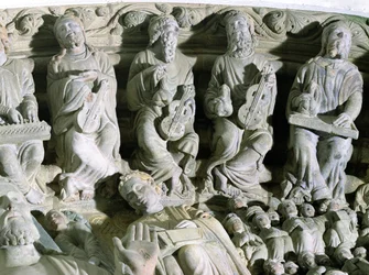 Détail du Portique de la Gloire représentant des musiciens