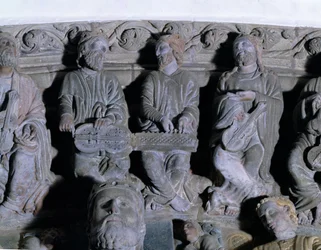 Détail du Portique de la Gloire représentant des musiciens