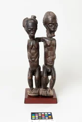 Couple assis, vers 1885-99 (bois)