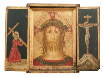 Un triptyque : Christ le Rédempteur flanqué du Christ portant la Croix et La Crucifixion