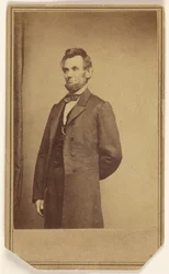 Abraham Lincoln debout, un bras derrière le dos